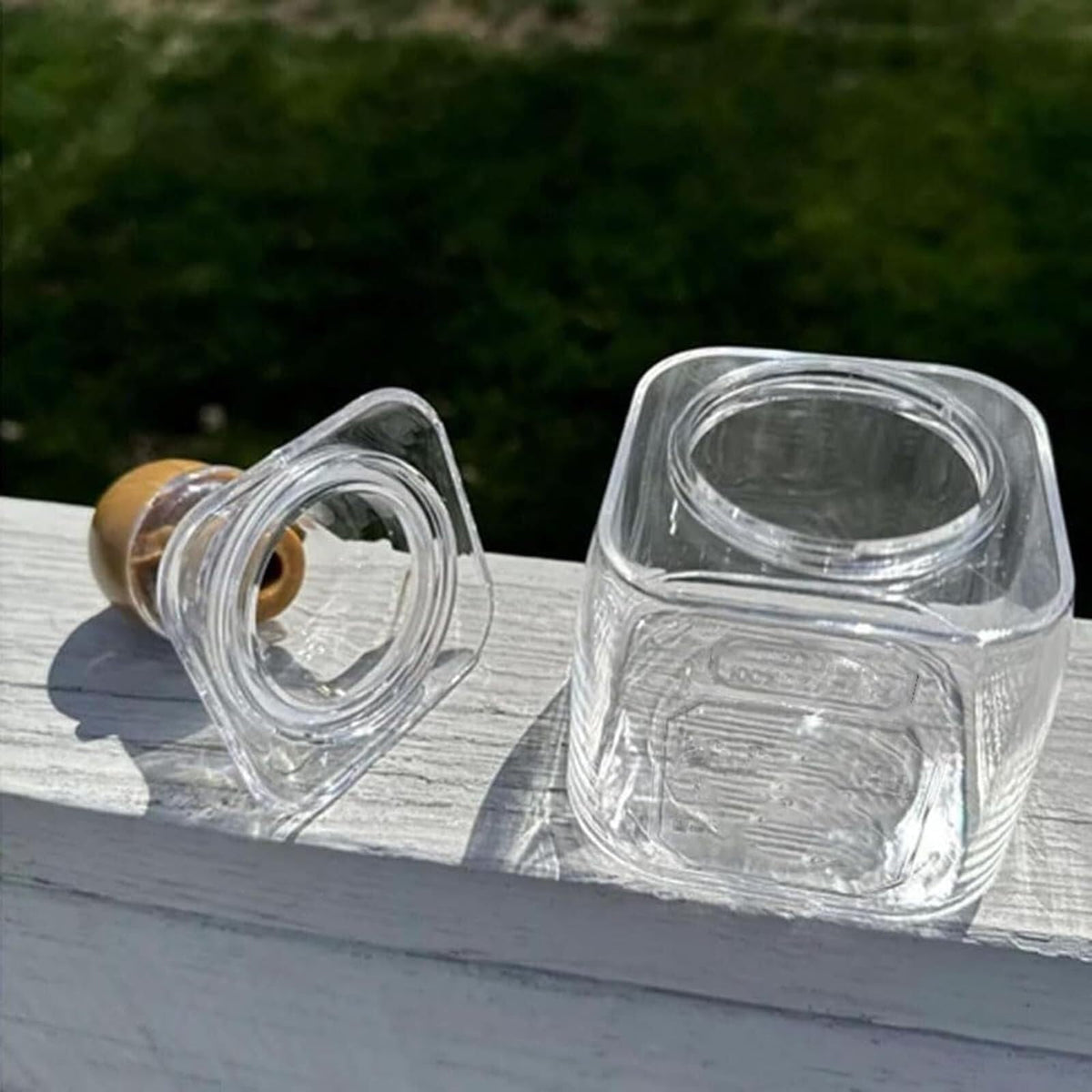 DEFACT Patron easy-clean acrylic bottles for repeated use.