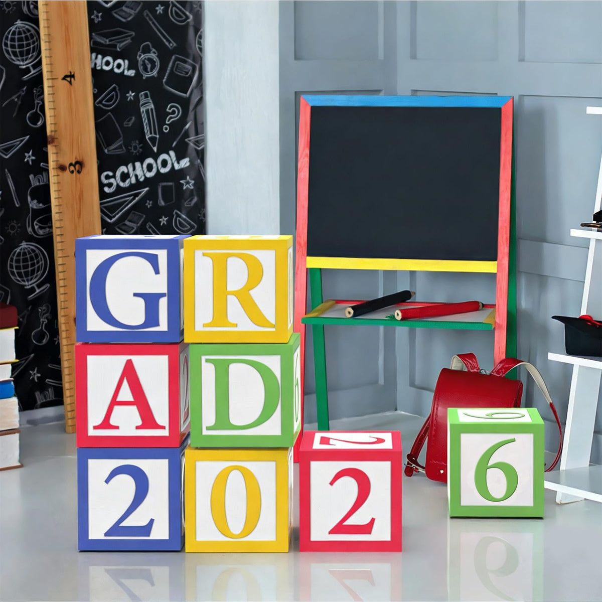 Denylo Pro Grad2026 inscribed box adds a personalized touch to celebration decor.
