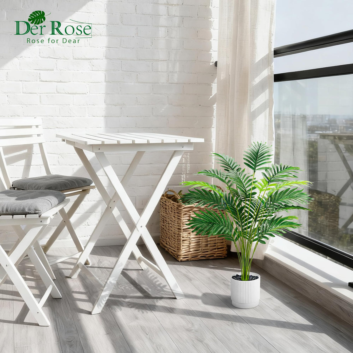 Der Rose palm in living room demonstrates maintenance-free greenery.