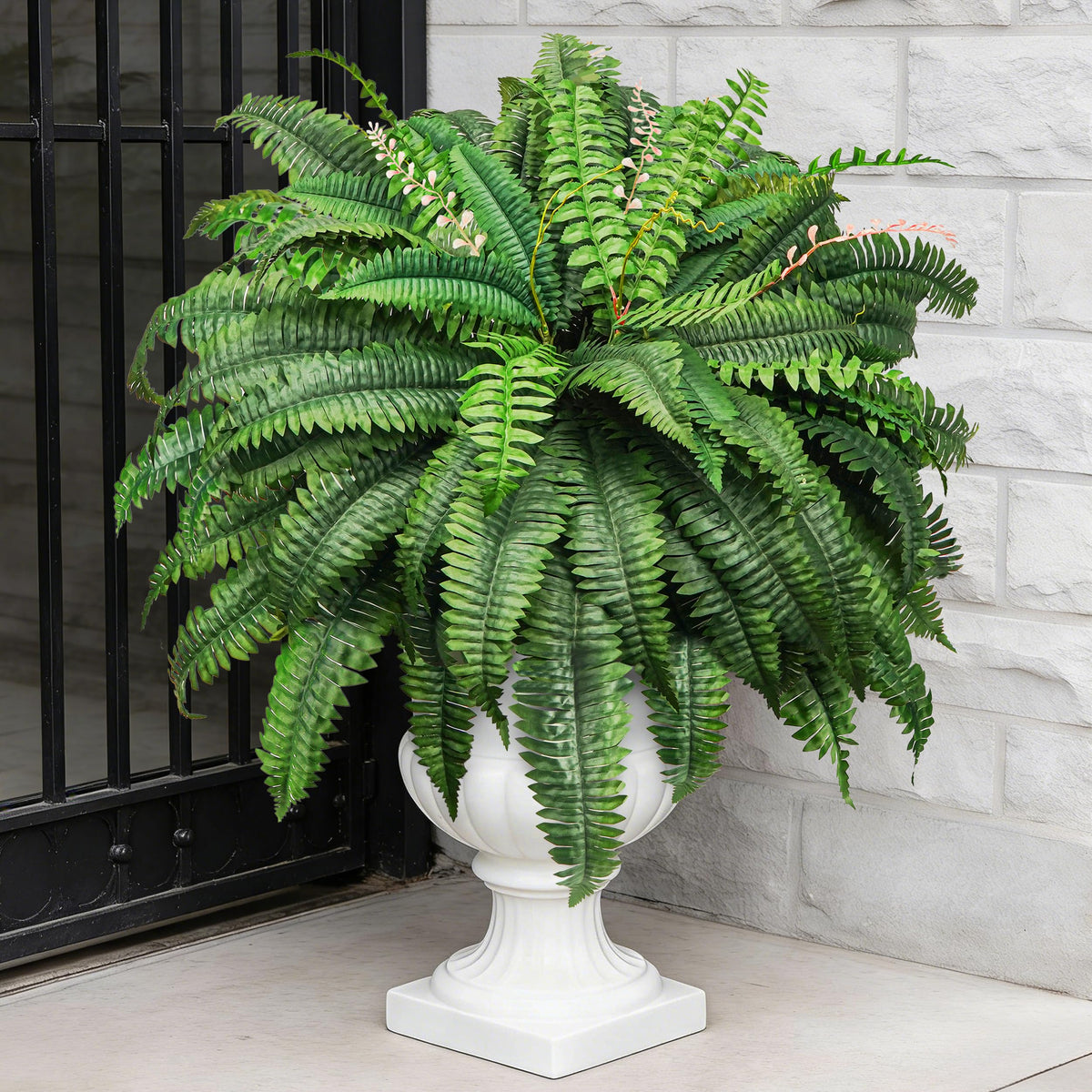 Der Rose 49-inch artificial fern for a dense outdoor display.