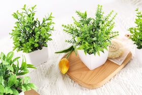 Der Rose adjustable-leaf artificial greenery for easy reshaping.
