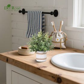 Der Rose bathroom decor with fake greenery stays fresh-looking.