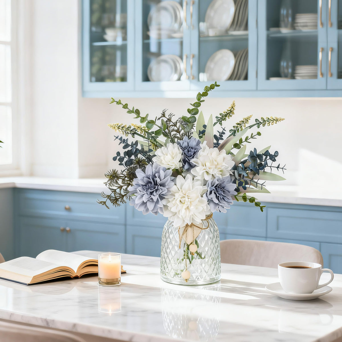 Der Rose navy blue floral arrangement in vase for living room ambiance.