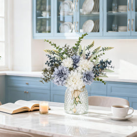 Der Rose navy blue floral arrangement in vase for living room ambiance.