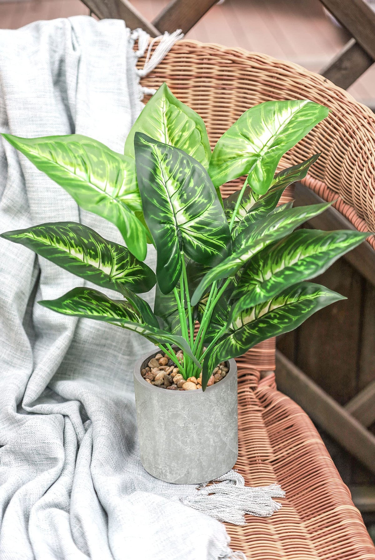 Der Rose office decor ideas using artificial plants to brighten spaces.