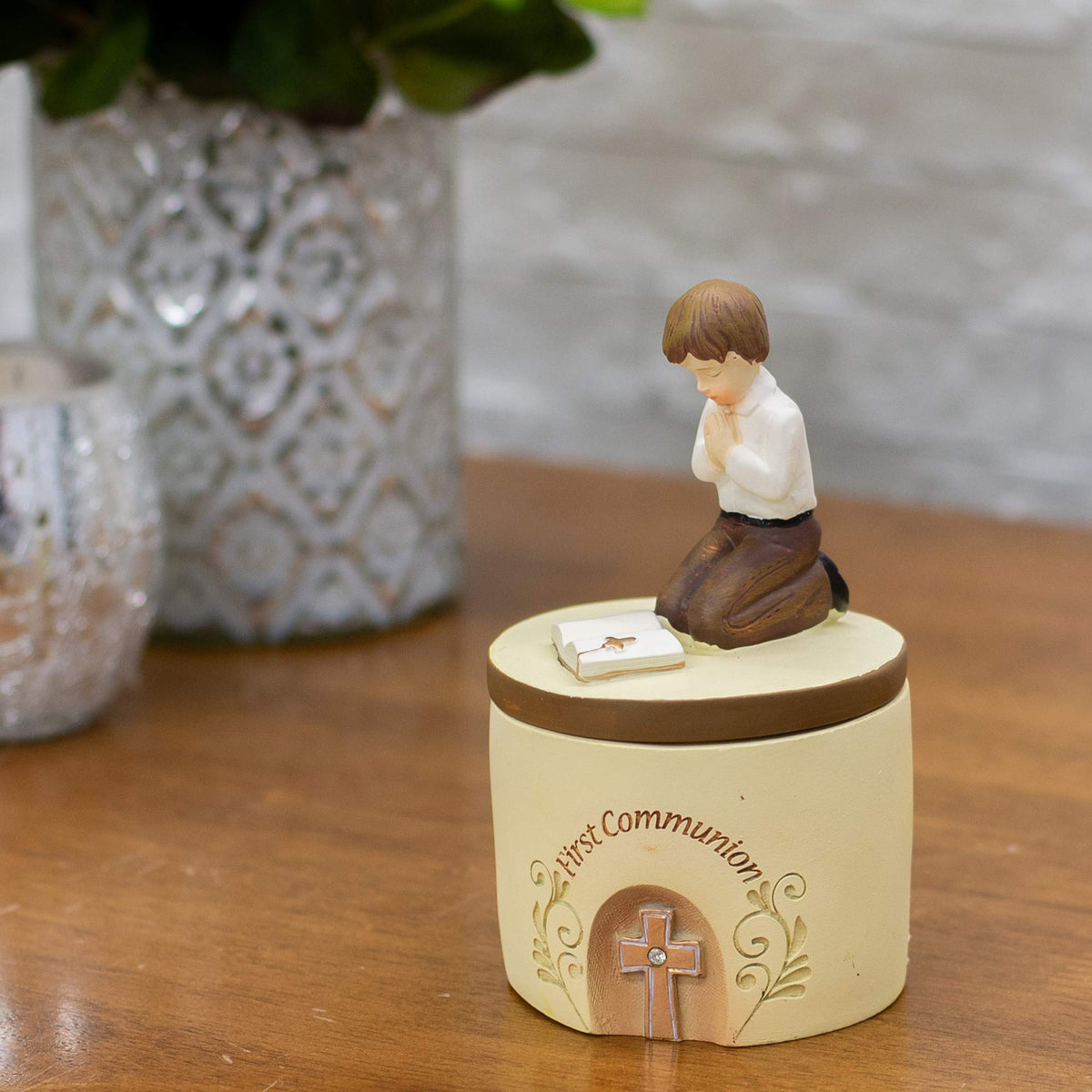 Dicksons praying boy resin detail highlights craftsmanship and memory.