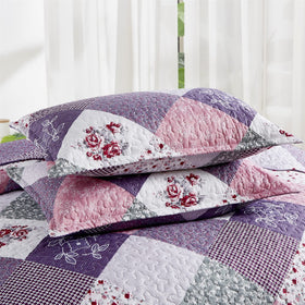 Dinjoy quilt draped as bedspread on bed, showcasing autumn warmth and easy layering.