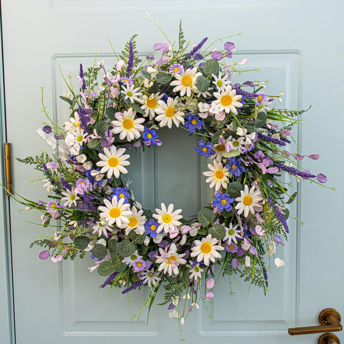 DIYFLORU natural grapevine base provides rustic support.