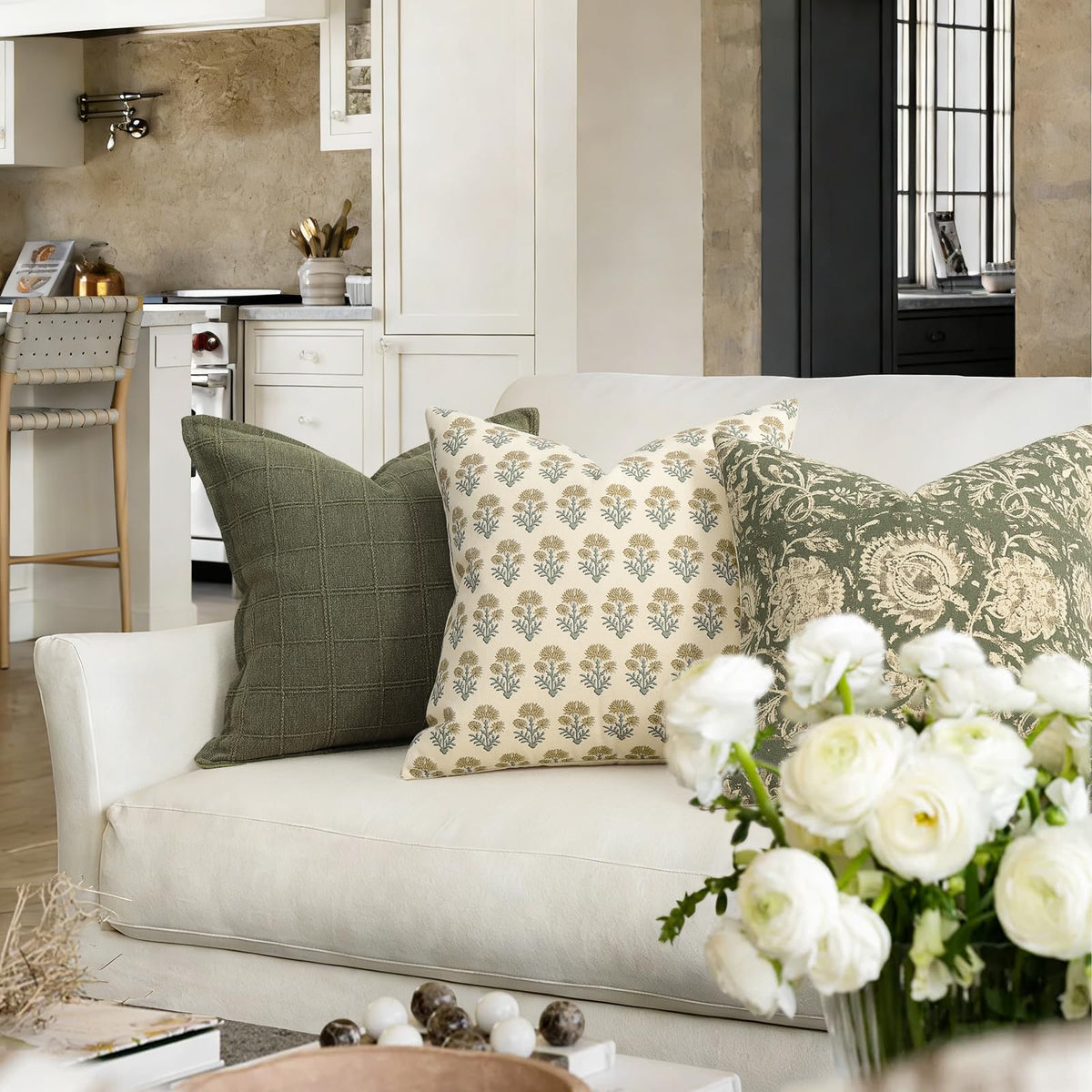 Durable seams prevent fraying for everyday living room use.