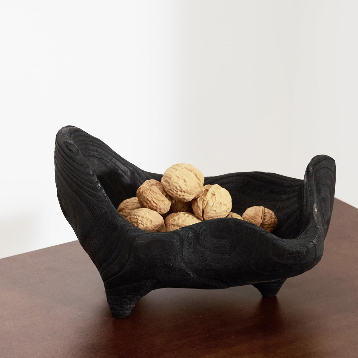 DN DECONATION oak wood black bowl with three feet for stable display.