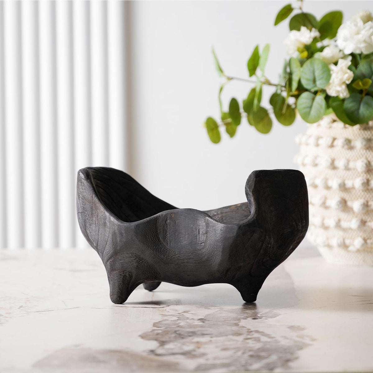 DN DECONATION oak wood black bowl's three-footed design adds subtle elevation.
