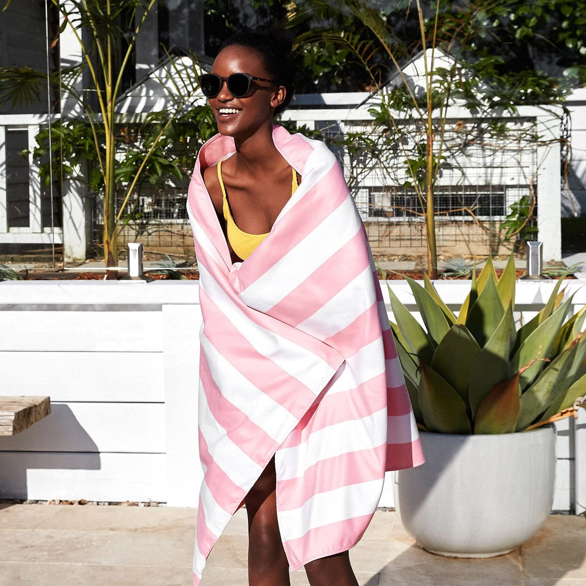 Dock & Bay extra-large 200x90 cm towel for shared use.