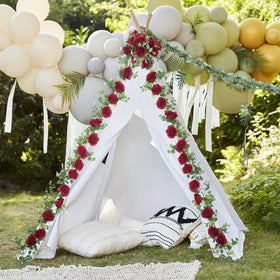 Dolicer draped garland on backdrop for ceremony ambiance.