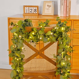 Dolicer fluffy eucalyptus garland with twined full look