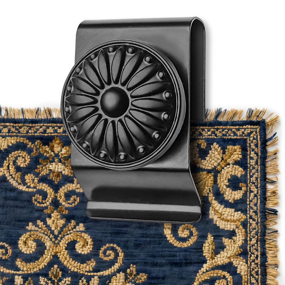 Doselves tapestry clamp close-up showing durable metal grip for secure display.