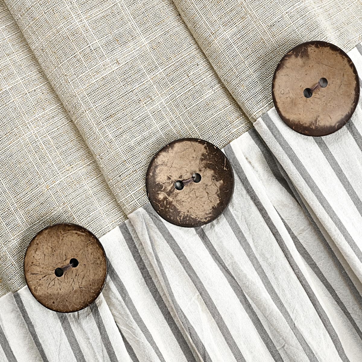 DOSLY IDÉES curtain with pleats and wooden buttons adds cottage charm.