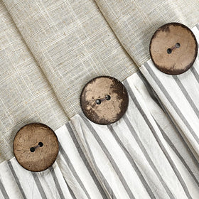 DOSLY IDÉES curtain with pleats and wooden buttons adds cottage charm.