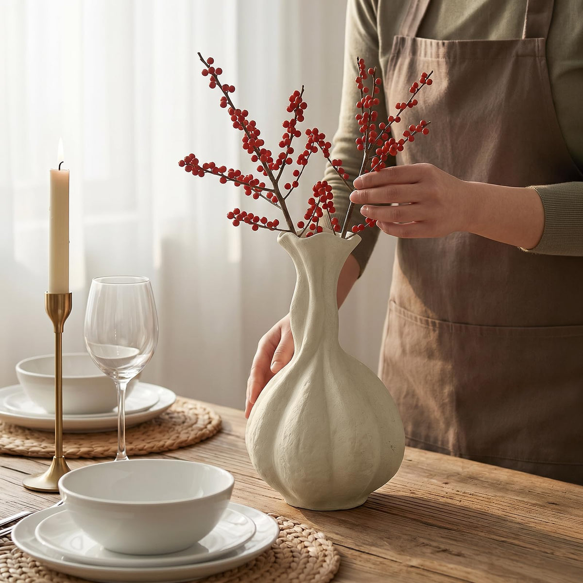 DOWAN vase with waterproof interior supports fresh floral arrangements