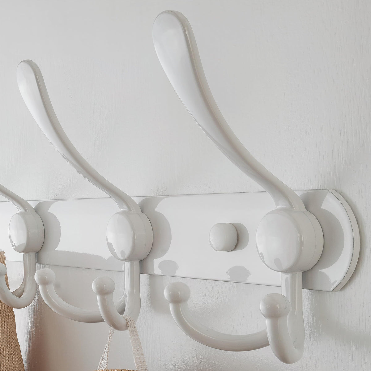 Dseap anti-tear and anti-sliding tips protect hangings from slips.