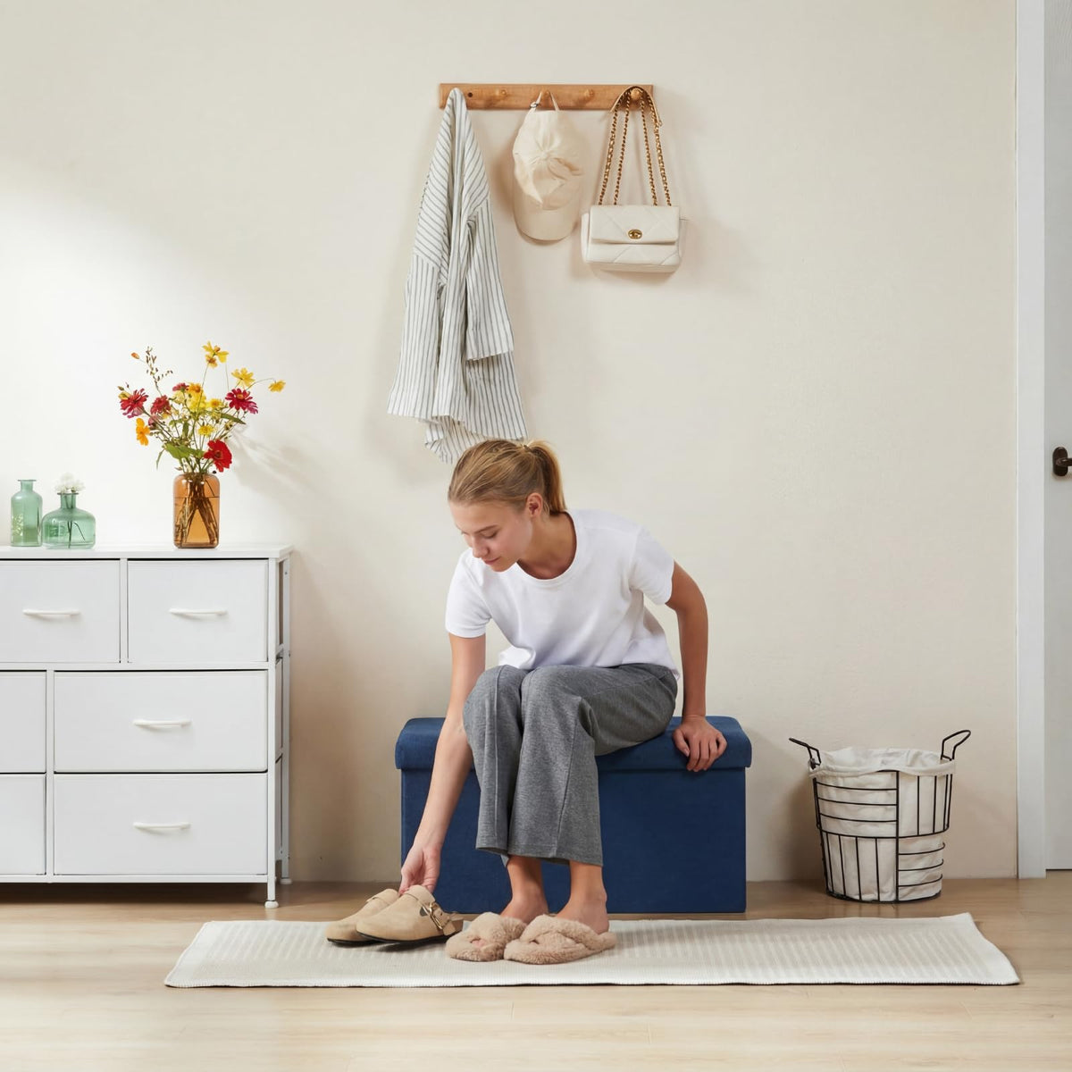 DUMOS end-of-bed bench in blue with large storage capacity for bedding.