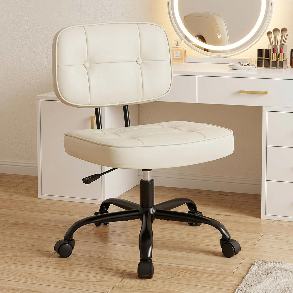 DUMOS home office desk chair cushion close-up showing comfortable padding and breathable PU leather.