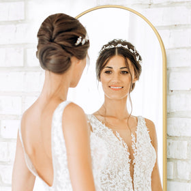DUMOS ready-to-use mirror arrives assembled for instant styling and layout refresh.
