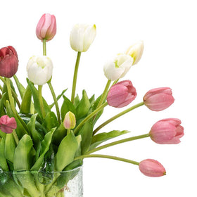 DUYONE tulips decor on kitchen shelf adds fresh charm.