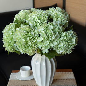 DUYONE bendable stem enables easy shaping to fit any vase
