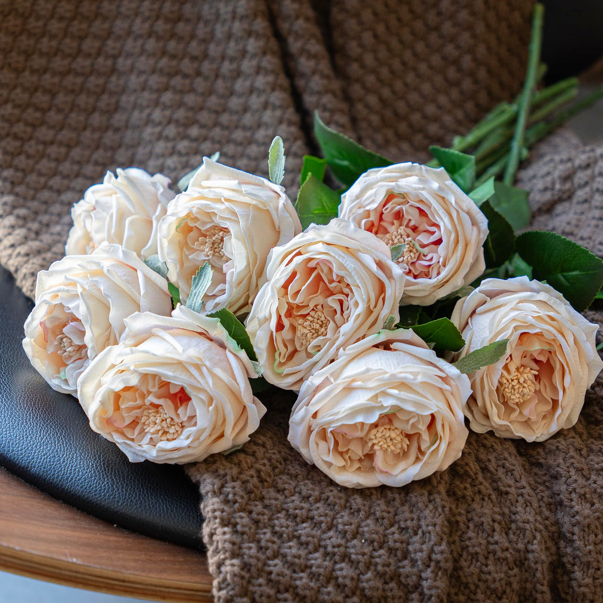 DUYONE dining-room centerpiece with four-stem rose arrangement
