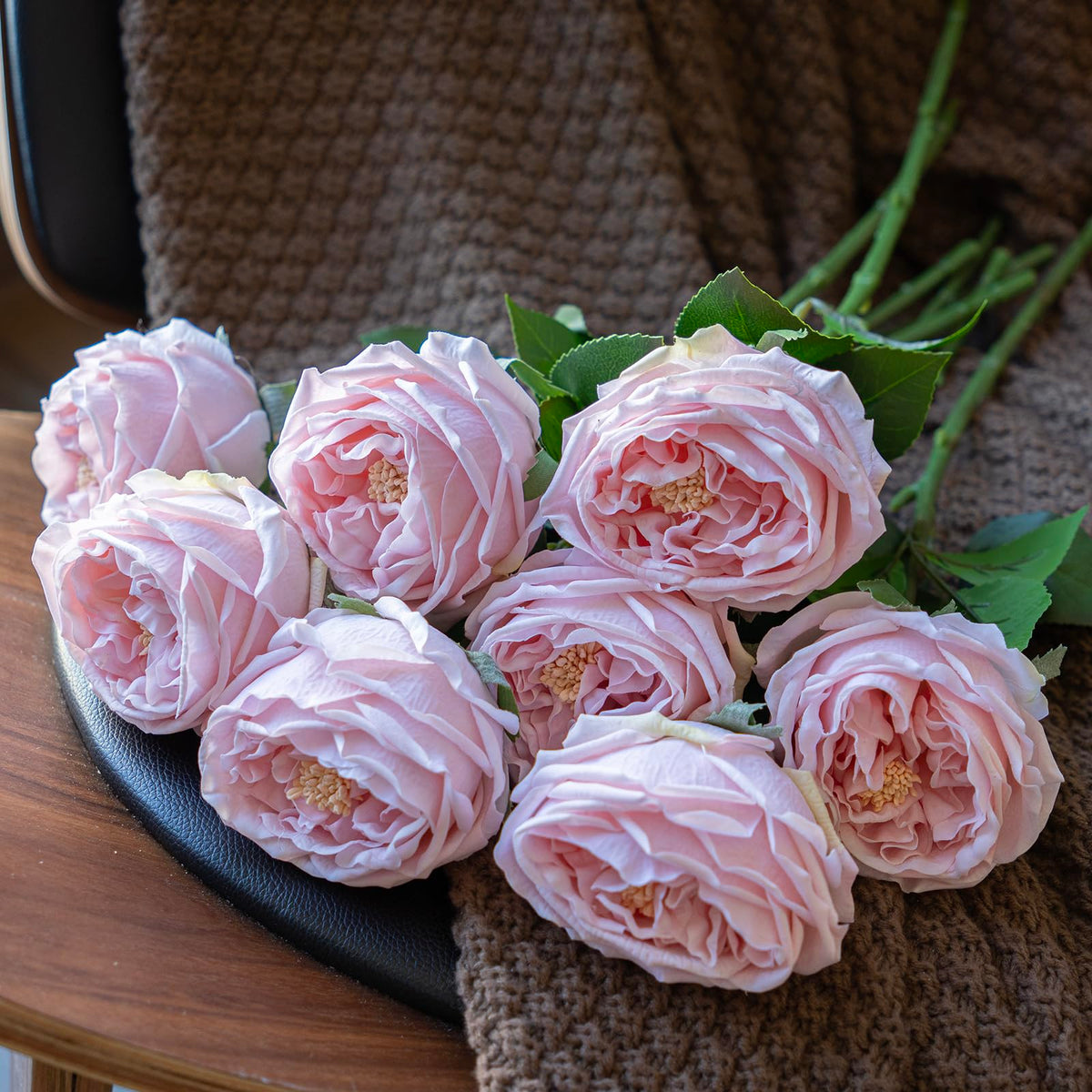 DUYONE roses ideal for wedding centerpieces and dining decor.