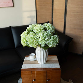 DUYONE full-leaf bouquet enhances home or office decor.