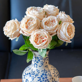 DUYONE living-room decor using latex roses for year-round color