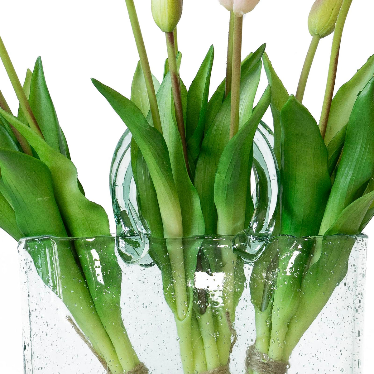 DUYONE tulips on a glass centerpiece highlight elegant, seasonal styling.