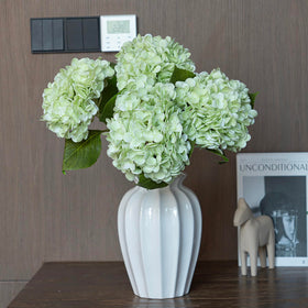 DUYONE wedding hydrangea bouquet adds romance to ceremonies.