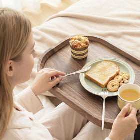 Eansstofars raised edge prevents spills on the dining tray.