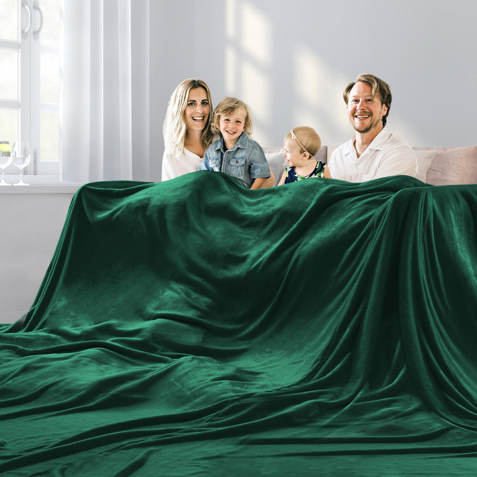 Edenleaf Oversized Blanket 120x120 folded in forest green, ideal for family warmth.
