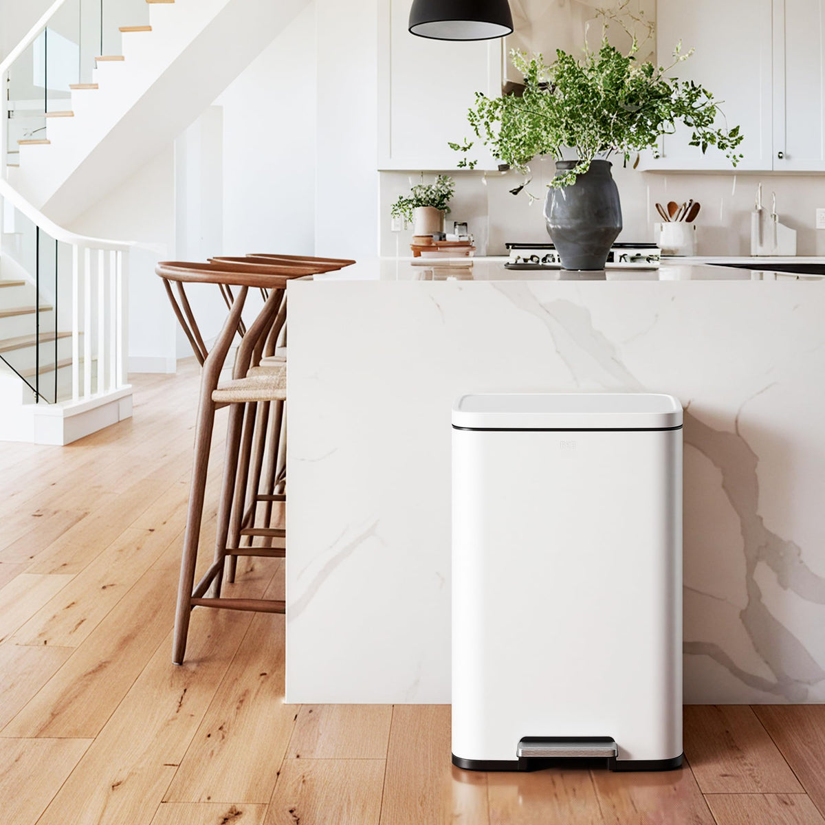 EKO Madison 50-liter capacity demonstrated with lid open.