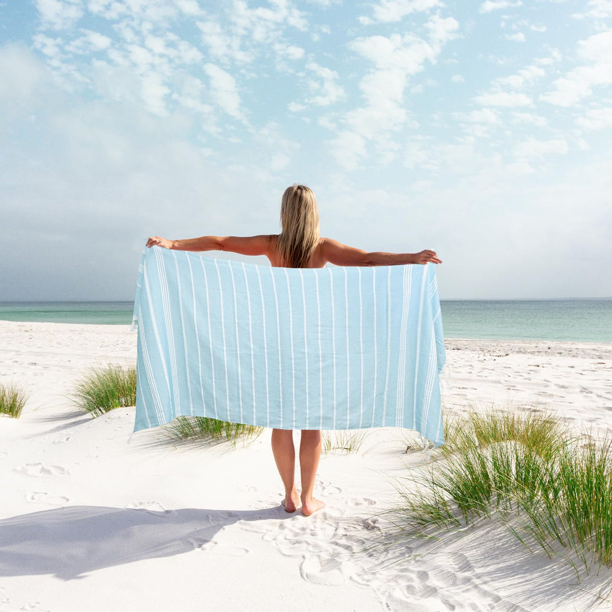 Sand-free weave demo of Eliamo blue towel for beach days.