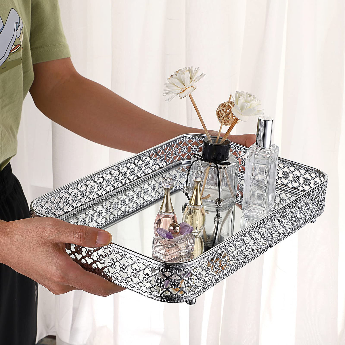 ELLDOO eyeshadow tray helps keep palettes within reach.