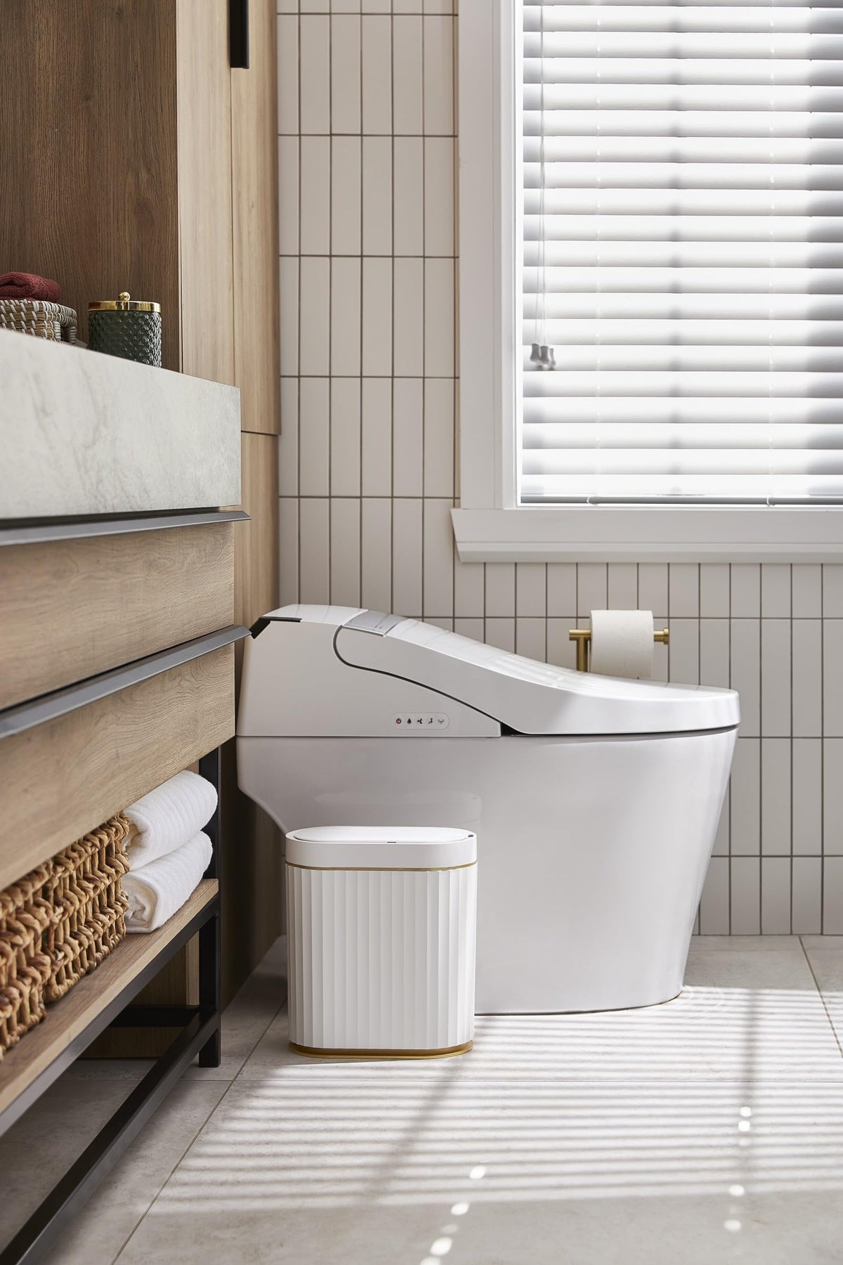 ELPHECO IPX5 waterproof trash can protects against splashes and humidity.