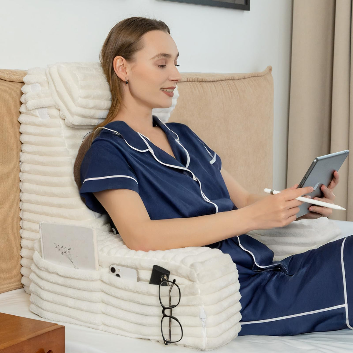 ENITYA back pillow 2-layer foam structure supports upright posture during reading.