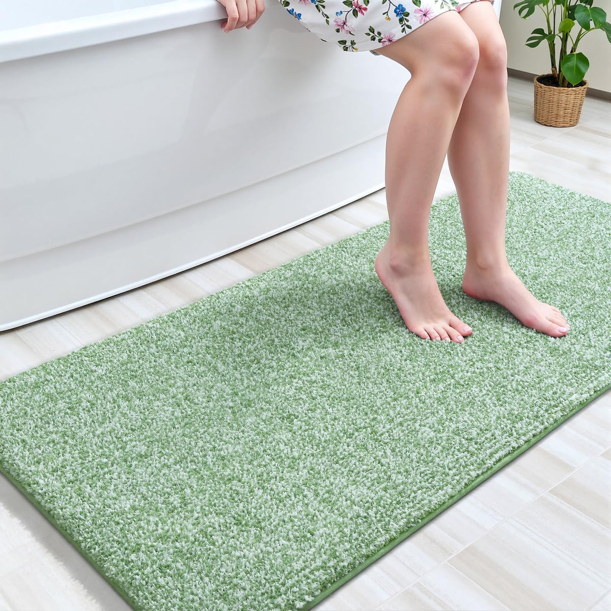Enqinar absorbent long bath mat quickly wicks moisture for a dry bathroom floor.