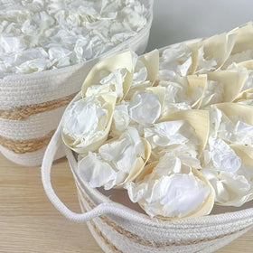 Table scatter with Eslibin white rose petals for reception decor