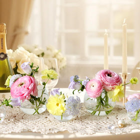 Etolies glass vase set on dining table showcases versatile décor ideas.