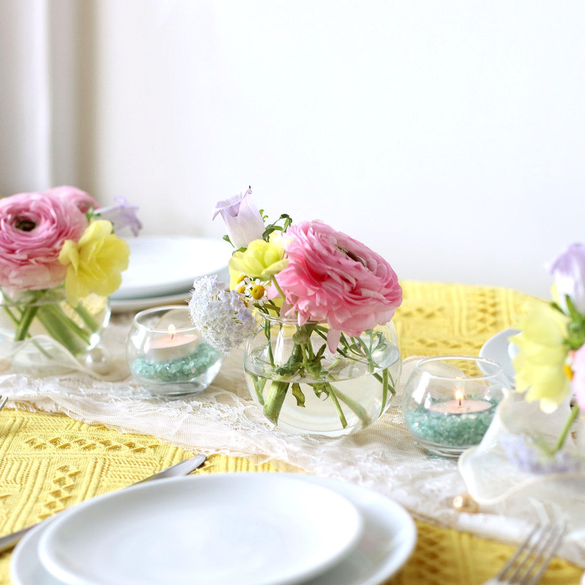 Etolies mini globe vase centerpiece ideal for modern tables and events.
