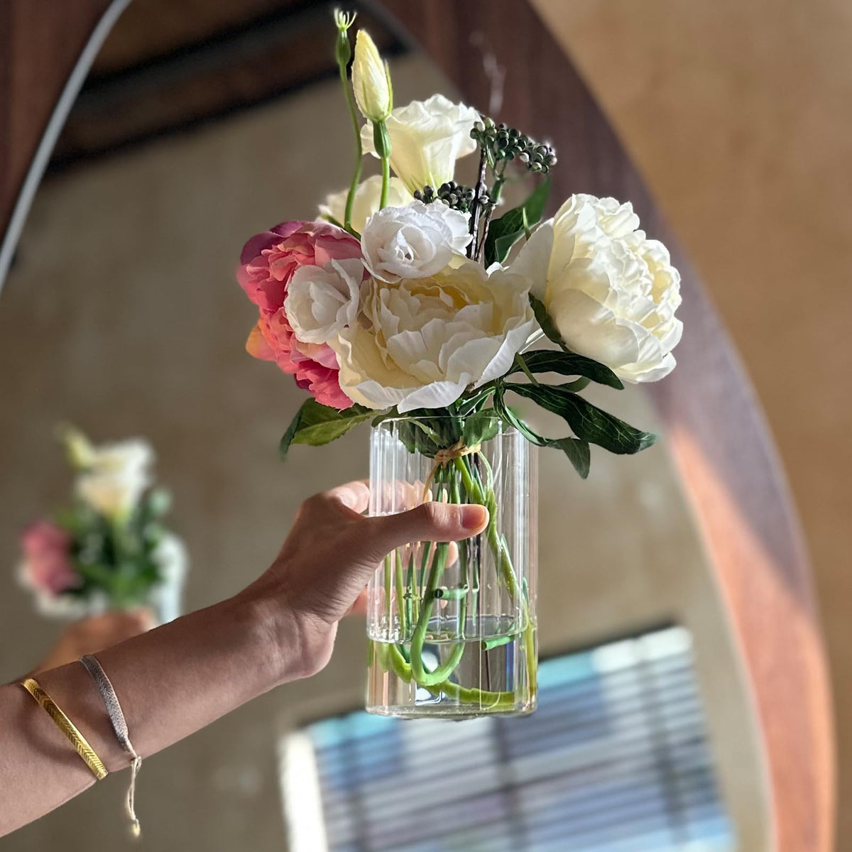 Etolies secure packaging protects glass vases during shipping