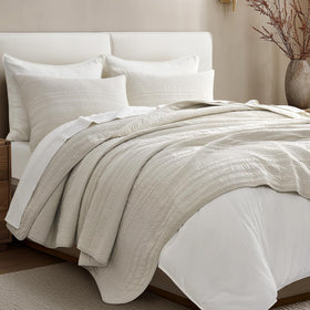 EVERGRACEHOME King-size quilt displayed on bed demonstrates year-round versatility in décor.
