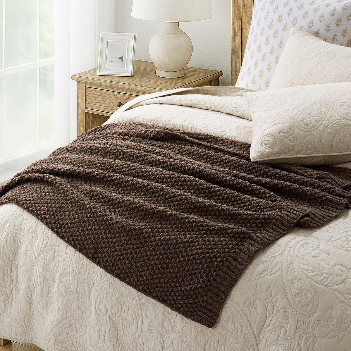 EVERGRACEHOME lightweight throw provides year-round warmth for cool evenings.