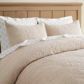 Evergracehome machine‑washable quilt for easy care.
