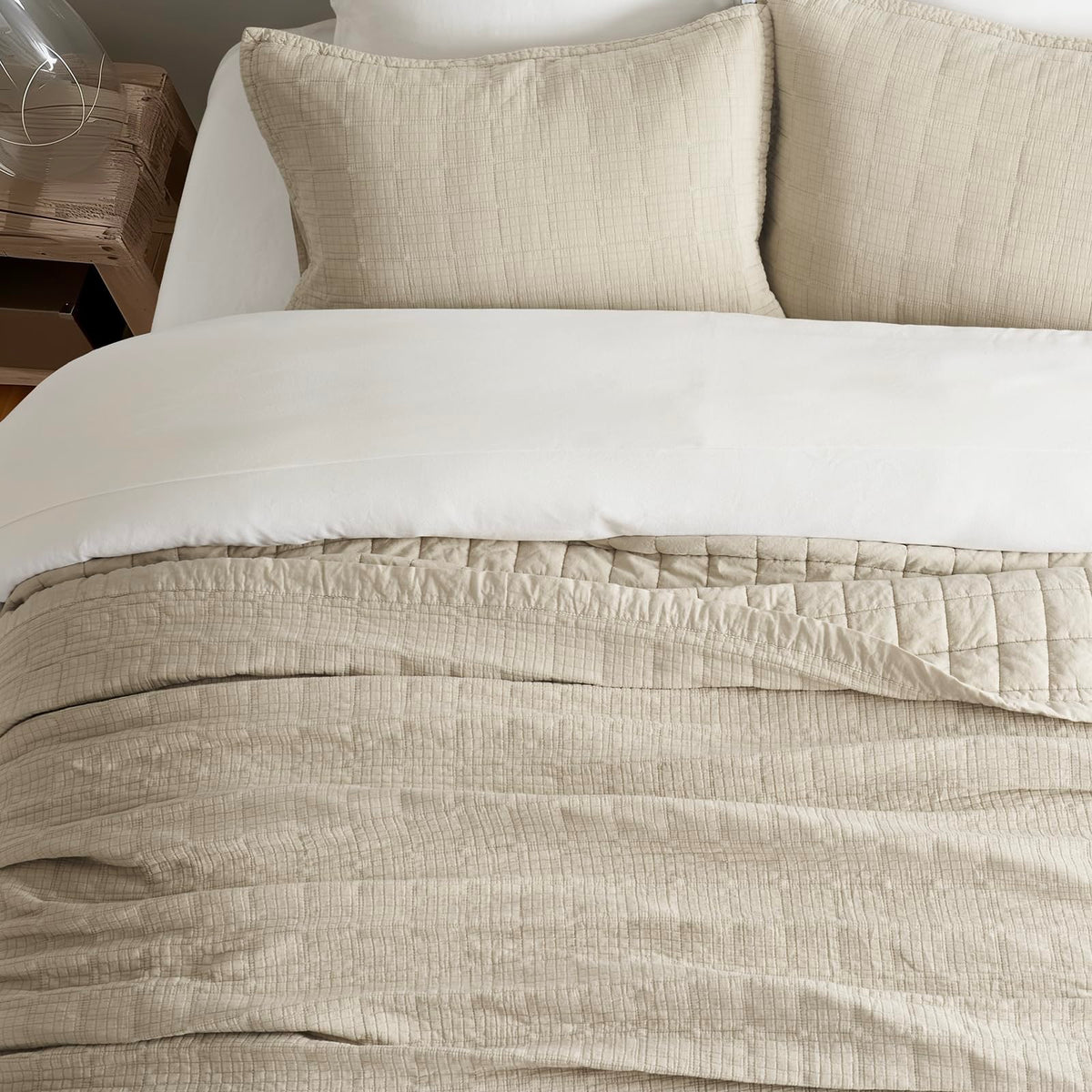 EVERGRACEHOME quilt king close-up highlights crinkle texture and cloud-soft feel.